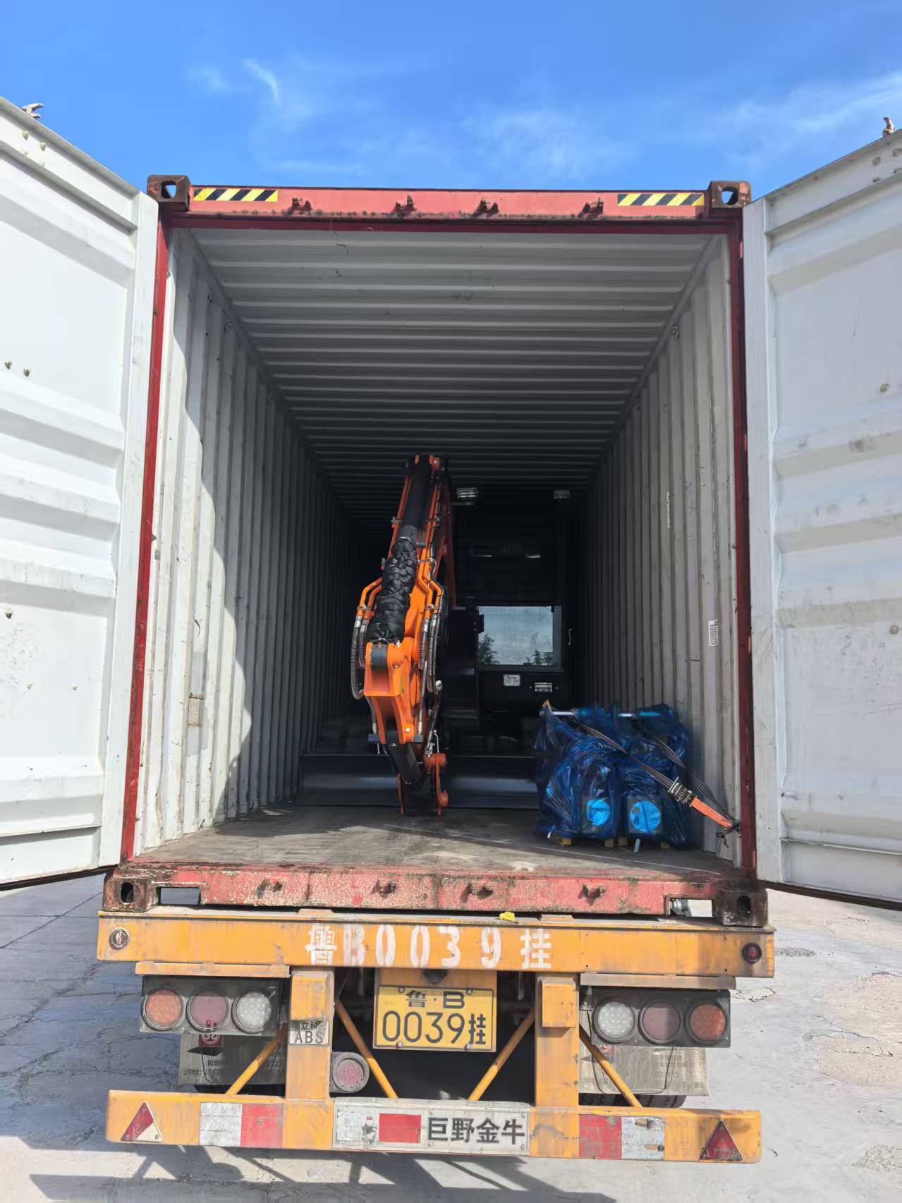 दो 6.5T उत्खनन यंत्र भेजे गए हैं