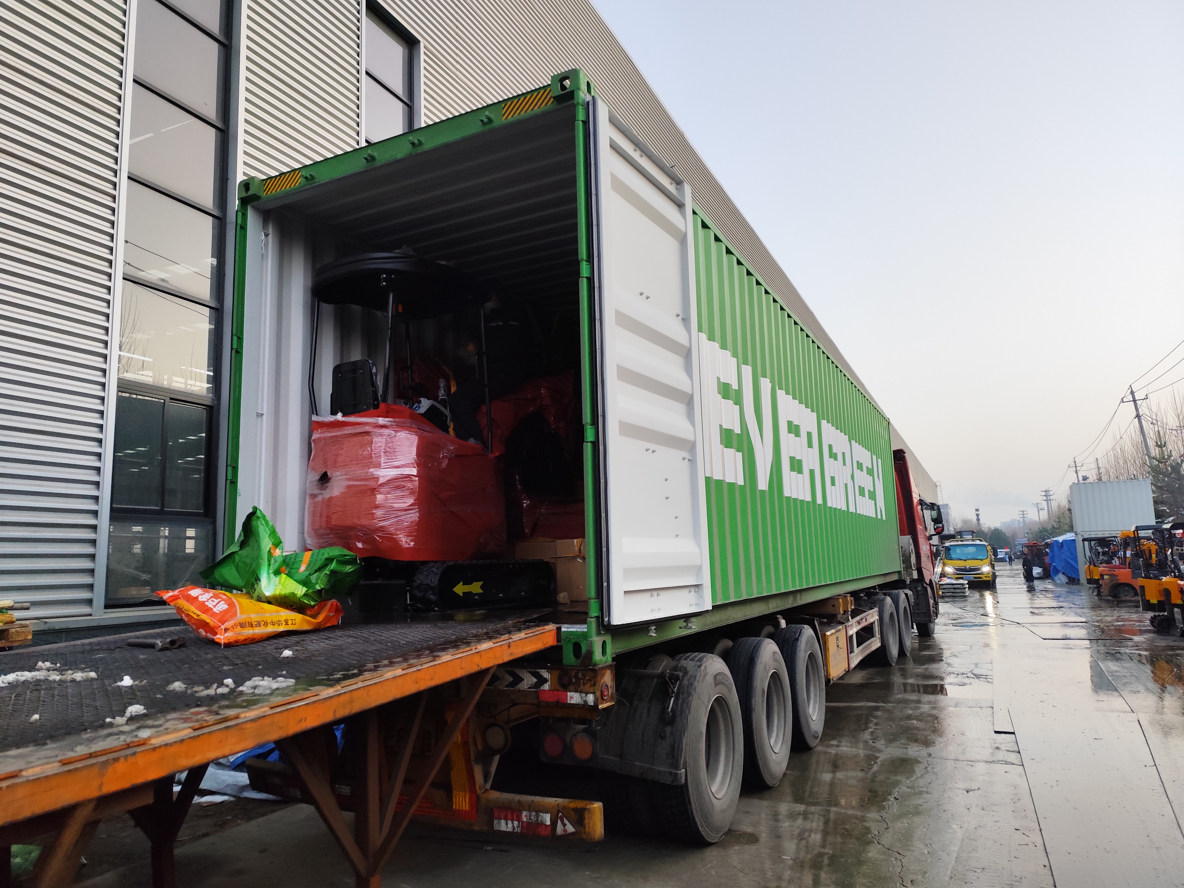 फ्रांसीसी ग्राहक मिनी उत्खनन का उत्पादन पूरा हुआ और भेज दिया गया