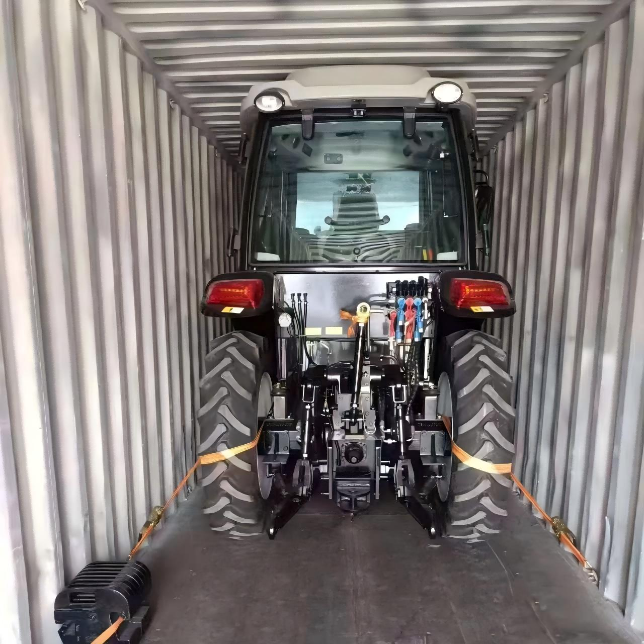 पनामा के ग्राहकों के लिए अनुकूलित 50 एचपी ट्रैक्टर की डिलीवरी कर दी गई है।